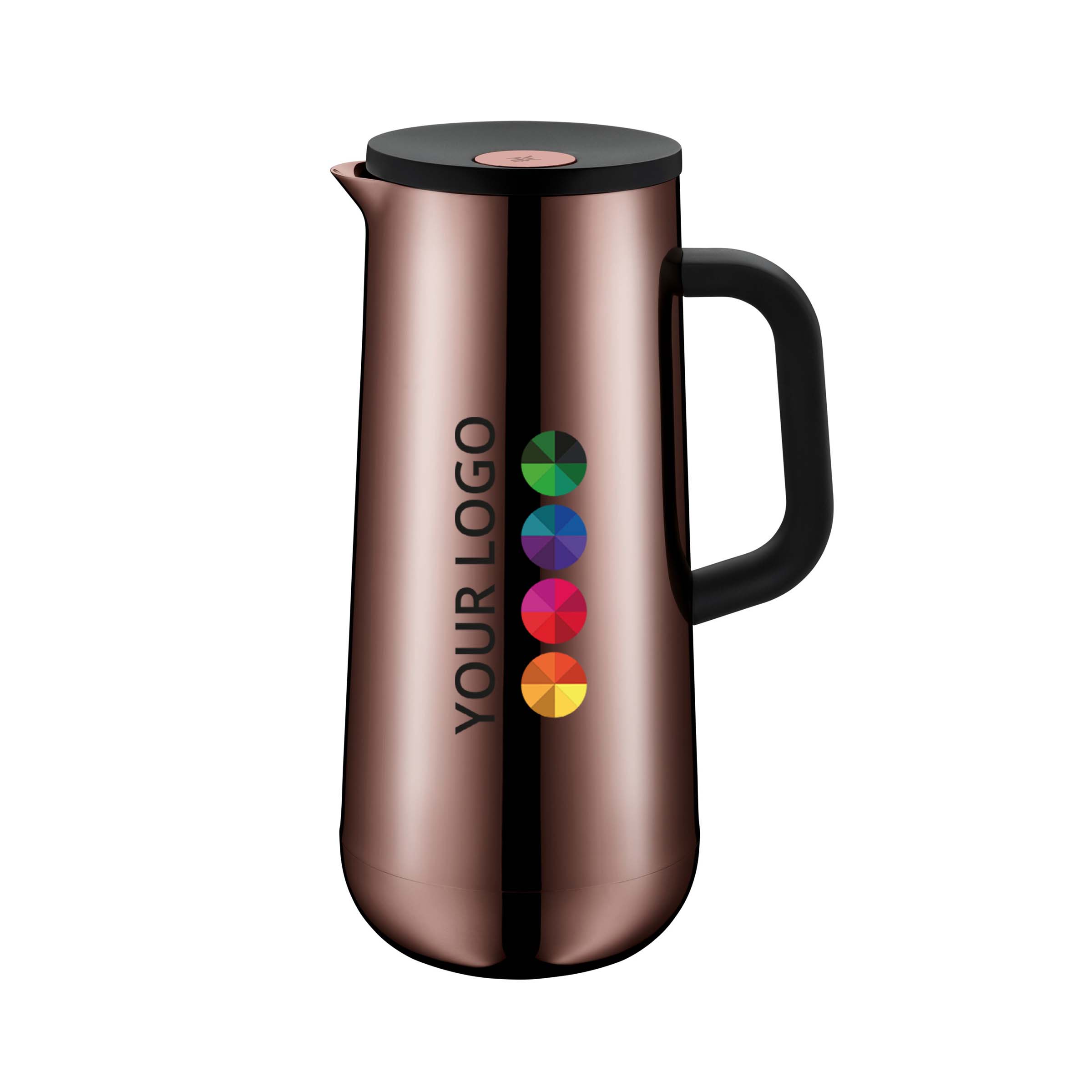 WMF Insulation Coffee Jug 1L Impulse Vintage Copper

1L Volumen
Zeitloses Design
Automatischer Verschluss
Personalisierung mit einer Gravur, Vollfarbdirektdruck und einem Schuber/Sleeve