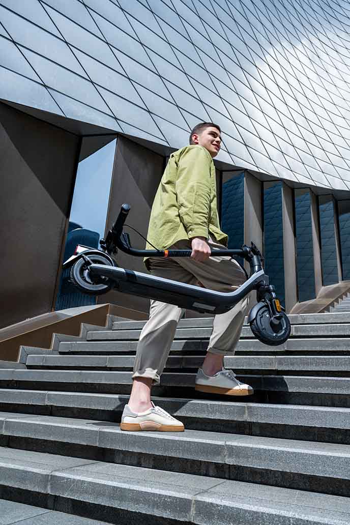 File name: E2DII_LifestylePicture_ManholdingfoldedKickScooter_klein.jpg
Dimensions: 688 x 1032 pixels
File size: 77.22 KB