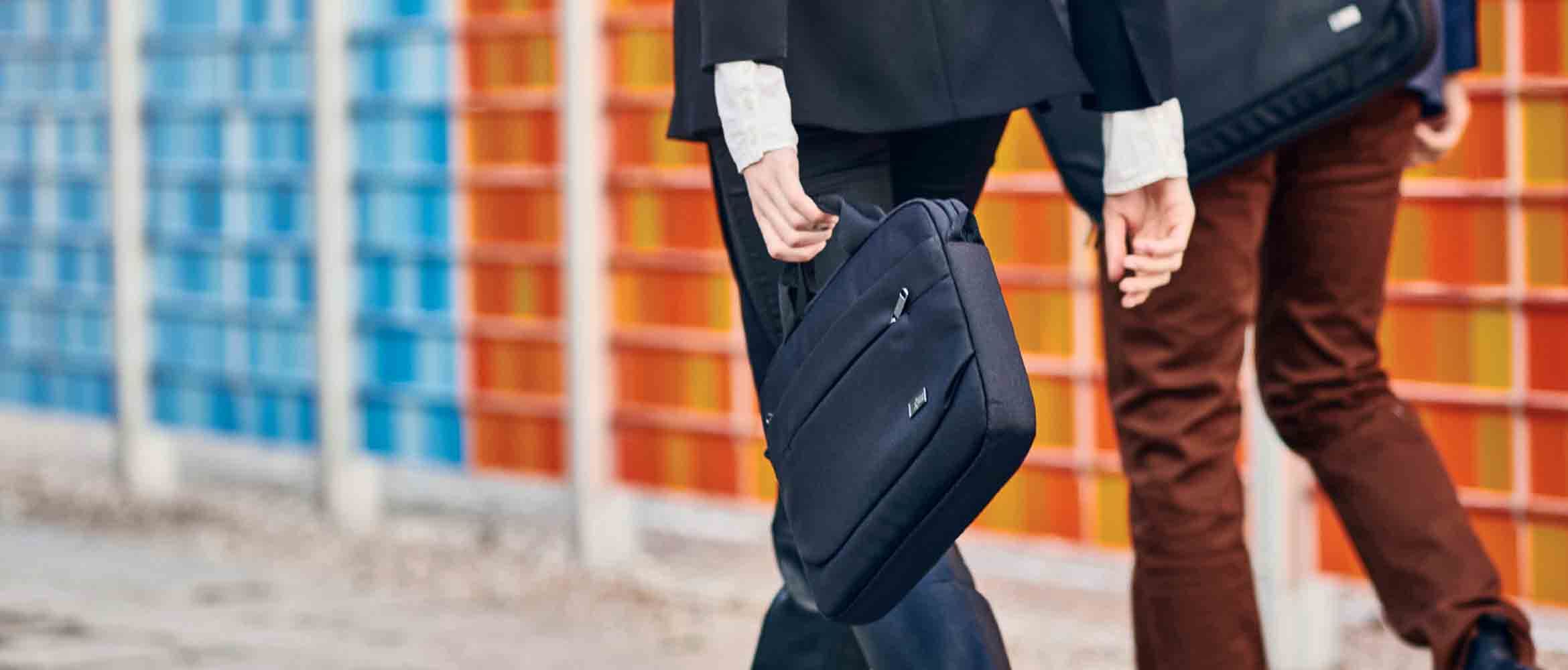 Laptop Bags

With a laptop bag, you can easily carry your laptop and things like a notebook or your lunch in one bag.