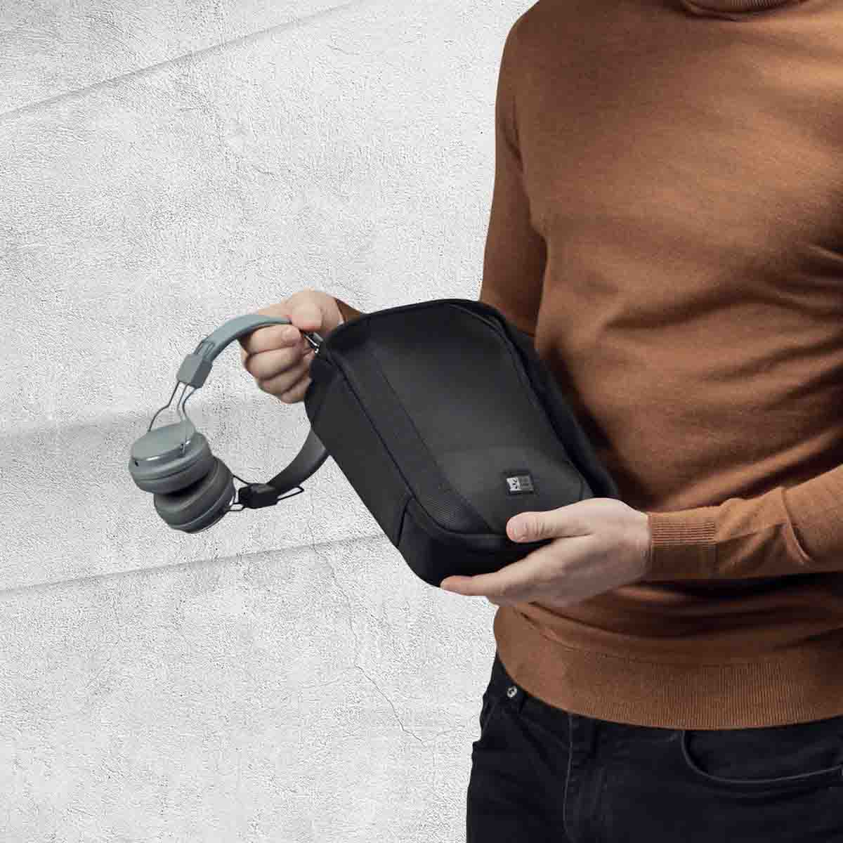 Accessory Bags

Use the Accessory Bags to protect and easily carry all your cables, headphones and other accessories.